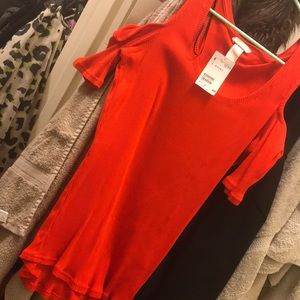 Never worn, exposed shoulder ribbed top.